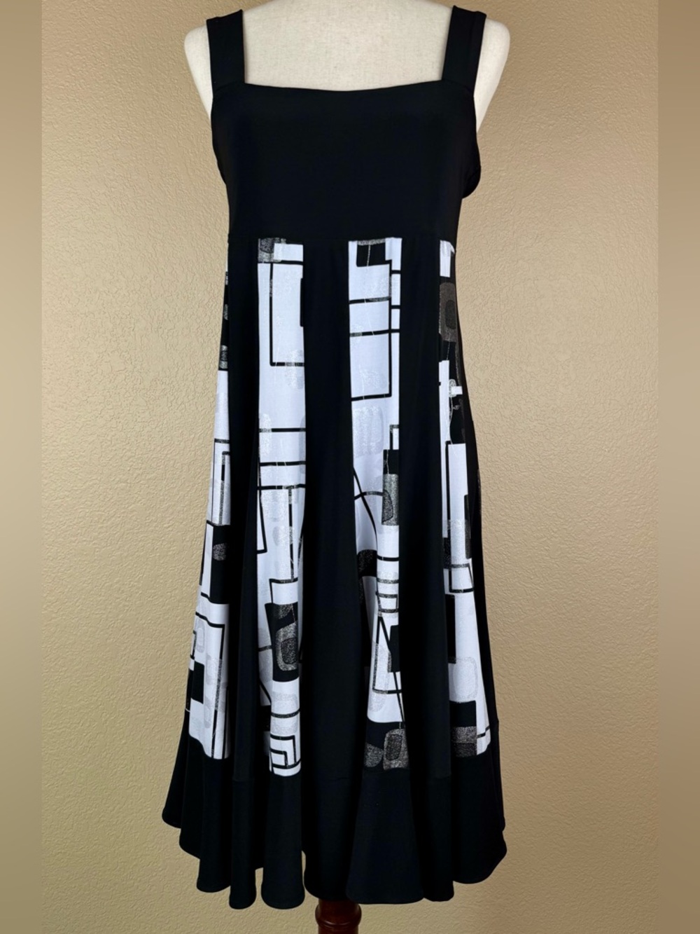 Frank Lyman women’s dress. Black and white A-line, abstract print. Size 8. EUC